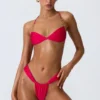 Top bikini z marszczonym dekoltem halter i zdobieniami w kolorze malinowo-różowym Top bikini z marszczonym dekoltem halter i zdobieniami w kolorze malinowo-różowym