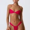 Top bikini z marszczonym dekoltem halter i zdobieniami w kolorze malinowo-różowym Top bikini z marszczonym dekoltem halter i zdobieniami w kolorze malinowo-różowym