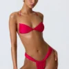 Top bikini z marszczonym dekoltem halter i zdobieniami w kolorze malinowo-różowym Top bikini z marszczonym dekoltem halter i zdobieniami w kolorze malinowo-różowym