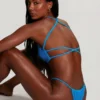 Top bikini z ramiączkami i dekoltem w kształcie łódki z tkaniny seersucker w kolorze neonowym niebieskim Top bikini z ramiączkami i dekoltem w kształcie łódki z tkaniny seersucker w kolorze neonowym niebieskim