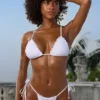 Top bikini z trójkątnymi miseczkami i wiązaniem na szyi Moda kąpielowa Crinkle Swim w kolorze białym Top bikini z trójkątnymi miseczkami i wiązaniem na szyi Moda kąpielowa Crinkle Swim w kolorze białym