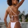 Top bikini z trójkątnymi miseczkami i wiązaniem na szyi Moda kąpielowa Crinkle Swim w kolorze białym Top bikini z trójkątnymi miseczkami i wiązaniem na szyi Moda kąpielowa Crinkle Swim w kolorze białym