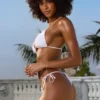Top bikini z trójkątnymi miseczkami i wiązaniem na szyi Moda kąpielowa Crinkle Swim w kolorze białym Top bikini z trójkątnymi miseczkami i wiązaniem na szyi Moda kąpielowa Crinkle Swim w kolorze białym