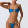 Top bikini z wycięciami i łańcuszkami Sanibel w kolorze ocean blue Top bikini z wycięciami i łańcuszkami Sanibel w kolorze ocean blue