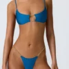 Top bikini z wycięciami i łańcuszkami Sanibel w kolorze ocean blue Top bikini z wycięciami i łańcuszkami Sanibel w kolorze ocean blue