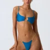 Top bikini z wycięciami i łańcuszkami Sanibel w kolorze ocean blue Top bikini z wycięciami i łańcuszkami Sanibel w kolorze ocean blue
