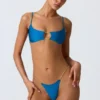 Top bikini z wycięciami i łańcuszkami Sanibel w kolorze ocean blue Top bikini z wycięciami i łańcuszkami Sanibel w kolorze ocean blue