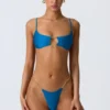Top bikini z wycięciami i łańcuszkami Sanibel w kolorze ocean blue Top bikini z wycięciami i łańcuszkami Sanibel w kolorze ocean blue