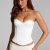 Top gorsetowy Araminta z wiązaniem w kolorze białym Top gorsetowy Araminta z wiązaniem w kolorze białym