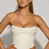 Top z drapowanym gorsetem z ozdobami Sterling w kolorze białym Top z drapowanym gorsetem z ozdobami Sterling w kolorze białym
