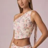 Top z jednym ramiączkiem i detalem w postaci szalika Rae w kwiatowy wzór Primrose Top z jednym ramiączkiem i detalem w postaci szalika Rae w kwiatowy wzór Primrose