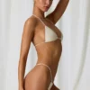 Topy bikini Keshi z trójkątnymi miseczkami i perłowymi detalami w kolorze perłowej bieli Topy bikini Keshi z trójkątnymi miseczkami i perłowymi detalami w kolorze perłowej bieli