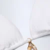 Trójkątny top bikini Comoros z ozdobnymi elementami w kolorze białym Trójkątny top bikini Comoros z ozdobnymi elementami w kolorze białym
