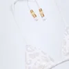 Trójkątny top bikini Comoros z ozdobnymi elementami w kolorze białym Trójkątny top bikini Comoros z ozdobnymi elementami w kolorze białym
