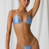 Trójkątny top bikini Keshi z perłowymi detalami w kolorze błękitnym Trójkątny top bikini Keshi z perłowymi detalami w kolorze błękitnym