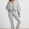 TRUE Krótka bluza z kapturem z grubej dzianiny zapinana na zamek w kolorze szarym melanżowym TRUE Krótka bluza z kapturem z grubej dzianiny zapinana na zamek w kolorze szarym melanżowym