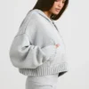 TRUE Krótka bluza z kapturem z grubej dzianiny zapinana na zamek w kolorze szarym melanżowym TRUE Krótka bluza z kapturem z grubej dzianiny zapinana na zamek w kolorze szarym melanżowym
