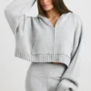 TRUE Krótka bluza z kapturem z grubej dzianiny zapinana na zamek w kolorze szarym melanżowym TRUE Krótka bluza z kapturem z grubej dzianiny zapinana na zamek w kolorze szarym melanżowym