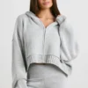 TRUE Krótka bluza z kapturem z grubej dzianiny zapinana na zamek w kolorze szarym melanżowym TRUE Krótka bluza z kapturem z grubej dzianiny zapinana na zamek w kolorze szarym melanżowym