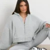 TRUE Krótka bluza z kapturem z grubej dzianiny zapinana na zamek w kolorze szarym melanżowym TRUE Krótka bluza z kapturem z grubej dzianiny zapinana na zamek w kolorze szarym melanżowym