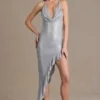Vivienne Premium – asymetryczna sukienka maxi z głębokim dekoltem, zdobiona kryształkami, w kolorze srebrnym Vivienne Premium – asymetryczna sukienka maxi z głębokim dekoltem, zdobiona kryształkami, w kolorze srebrnym