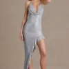Vivienne Premium – asymetryczna sukienka maxi z głębokim dekoltem, zdobiona kryształkami, w kolorze srebrnym Vivienne Premium – asymetryczna sukienka maxi z głębokim dekoltem, zdobiona kryształkami, w kolorze srebrnym