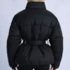 Wodoodporna kurtka narciarska oversize z paskiem w kolorze czarnym Wodoodporna kurtka narciarska oversize z paskiem w kolorze czarnym
