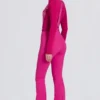 Wodoodporne spodnie ogrodniczki z wysokim stanem i szelkami w kolorze magenta Wodoodporne spodnie ogrodniczki z wysokim stanem i szelkami w kolorze magenta