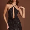 Zelinda – mini sukienka z dekoltem halter i kapturem w kolorze czarnym Zelinda – mini sukienka z dekoltem halter i kapturem w kolorze czarnym