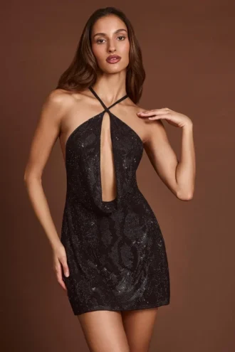 Zelinda – mini sukienka z dekoltem halter i kapturem w kolorze czarnym Zelinda – mini sukienka z dekoltem halter i kapturem w kolorze czarnym
