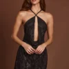 Zelinda – mini sukienka z dekoltem halter i kapturem w kolorze czarnym Zelinda – mini sukienka z dekoltem halter i kapturem w kolorze czarnym