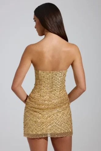Złota mini sukienka Amalina z ozdobami w stylu bandeau i krojem w kształcie litery A Złota mini sukienka Amalina z ozdobami w stylu bandeau i krojem w kształcie litery A
