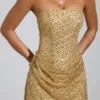 Złota mini sukienka Amalina z ozdobami w stylu bandeau i krojem w kształcie litery A Złota mini sukienka Amalina z ozdobami w stylu bandeau i krojem w kształcie litery A